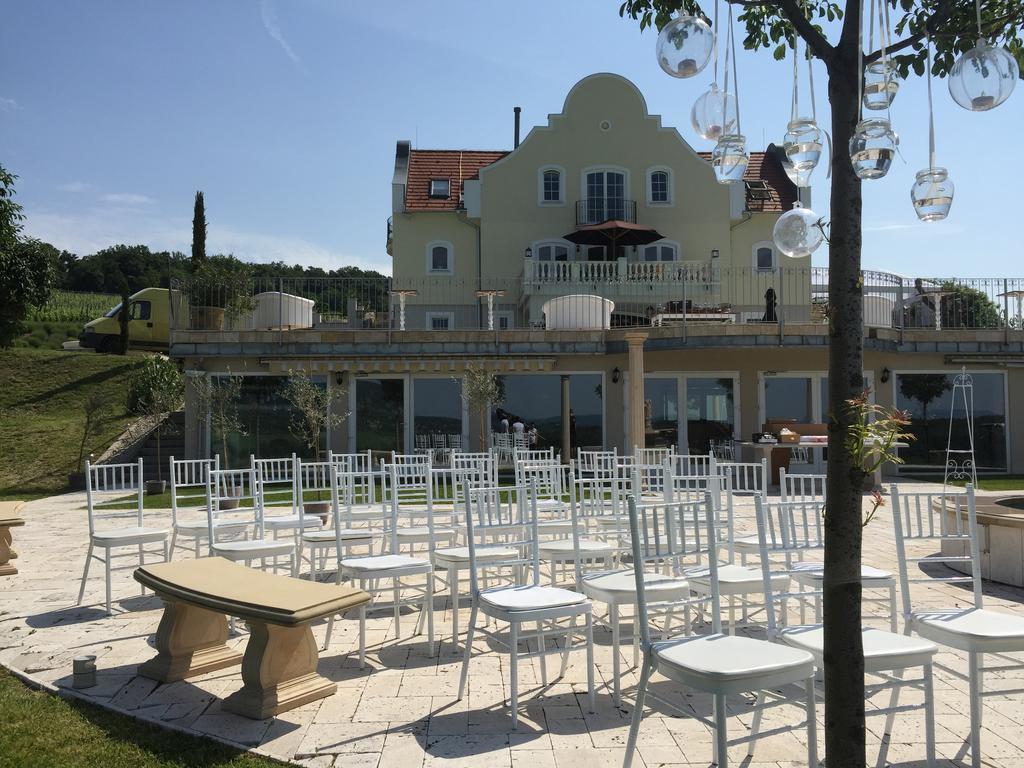 Hotel Liszkay Borkuria Monoszlo Exteriér fotografie
