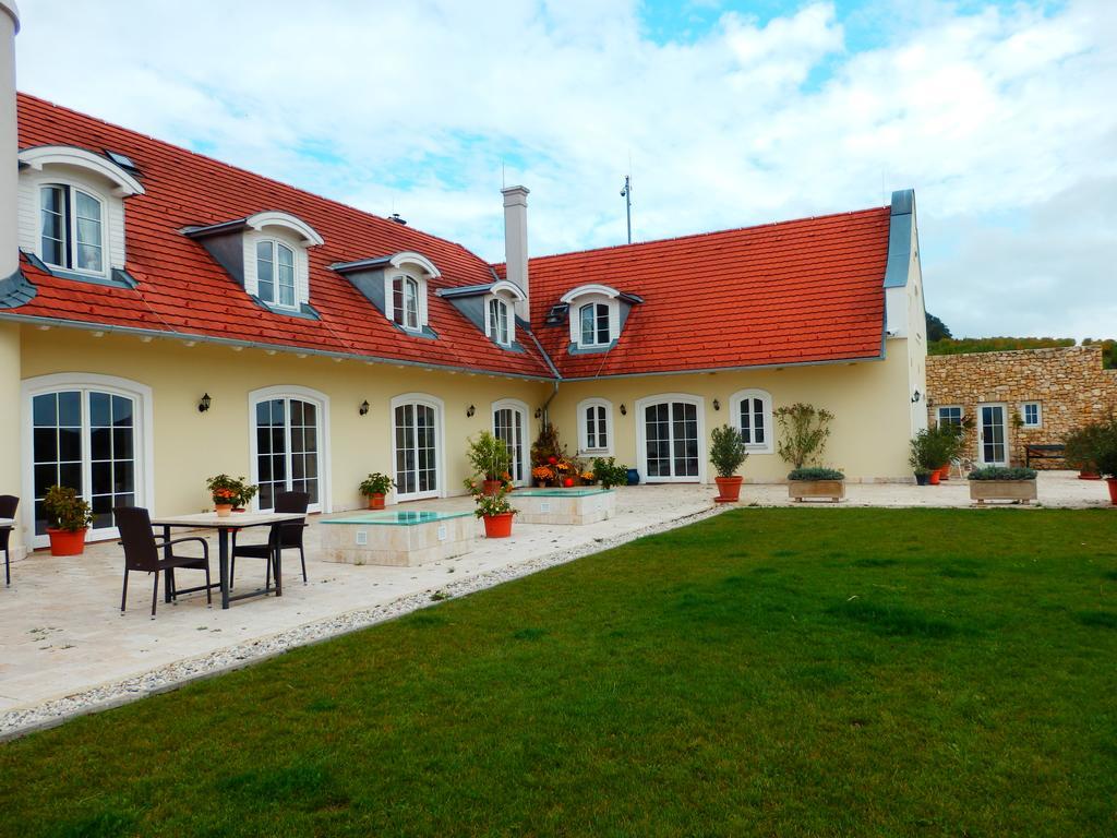Hotel Liszkay Borkuria Monoszlo Exteriér fotografie