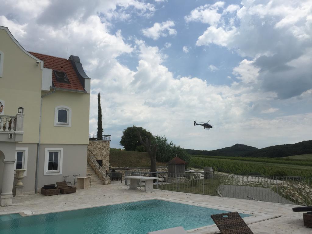 Hotel Liszkay Borkuria Monoszlo Exteriér fotografie