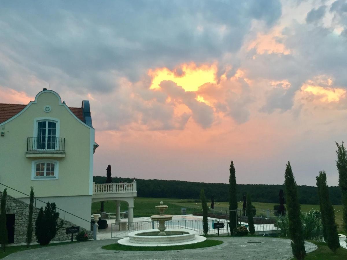 Hotel Liszkay Borkuria Monoszlo Exteriér fotografie